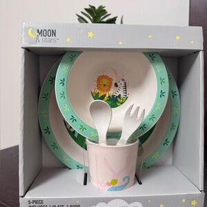 Elephant,‎ giraffe, lion, zebra Dinnerware Set by Moon And Stars